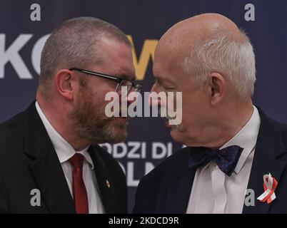 Grzegorz Braun (L), homme politique polonais de droite et chef du parti politique de la Confédération, a rencontré Janusz Korwin-Mikke (R), président du parti Korwin lors d'une réunion à Rzeszow. Lundi, 20 juin 2022, à Rzeszow, Podkarpackie Voivodeship, Pologne. (Photo par Artur Widak/NurPhoto) Banque D'Images