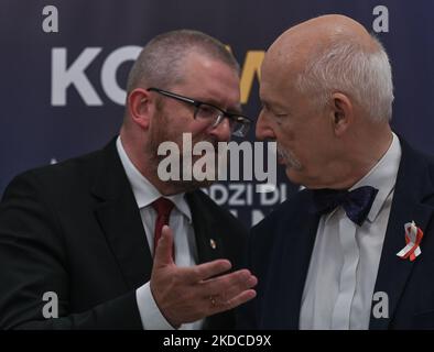 Grzegorz Braun (L), homme politique polonais de droite et chef du parti politique de la Confédération, a rencontré Janusz Korwin-Mikke (R), président du parti Korwin lors d'une réunion à Rzeszow. Lundi, 20 juin 2022, à Rzeszow, Podkarpackie Voivodeship, Pologne. (Photo par Artur Widak/NurPhoto) Banque D'Images