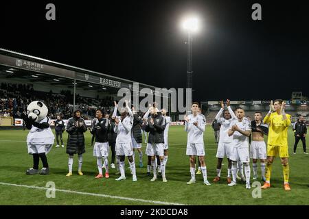 Les joueurs d'Eupen fêtent après avoir remporté un match de football entre KAS Eupen et Standard de Liège, samedi 05 novembre 2022 à Eupen, le 16 e jour de la première division du championnat belge de la « Jupiler Pro League » 2022-2023. BELGA PHOTO BRUNO FAHY Banque D'Images