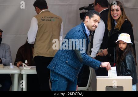 Le ministre colombien de l'intérieur Daniel Palacios vote lors du rassemblement de vote pour les séries présidentielles entre l'aile gauche Gustavo Petro et l'indépendant Rodolfo Hernandez à Bogota, Colombie, 19 juin 2022. (Photo par Sebastian Barros/NurPhoto) Banque D'Images