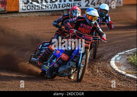 Steve Worrall (Bleu) dirige Sam Masters (Rouge) et Matej Zagar (blanc) lors du match SGB Premiership entre Wolverhampton Wolves et Belle vue Aces au Monmore Green Stadium, Wolverhampton, le lundi 20th juin 2022. (Photo de Ian Charles/MI News/NurPhoto) Banque D'Images