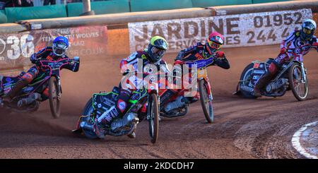 Tom Brennan (jaune) dirige Drew Kemp (rouge) Leon Flint (bleu) et Norick Blödorn (blanc) lors du match SGB Premiership entre Wolverhampton Wolves et Belle vue Aces au Monmore Green Stadium, Wolverhampton, le lundi 20th juin 2022. (Photo de Ian Charles/MI News/NurPhoto) Banque D'Images