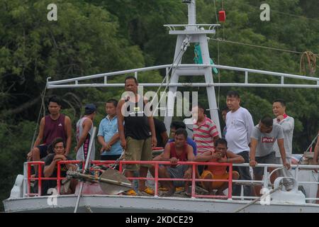 Un bateau de pêche de Taïwan et son équipage de 22 personnes ont été arrêtés par la Marine indonésienne en entrant dans les eaux d'Aceh du Nord sur 19 juin, Qui fait actuellement l'objet d'une enquête pour des violations de la Convention des Nations Unies sur le droit de la mer (UNCLOS), dans le port de Krueng Geukueh, dans le nord de l'Aceh, 21 juin 2022, province d'Aceh, Indonésie. (Photo de Fachrul Reza/NurPhoto) Banque D'Images