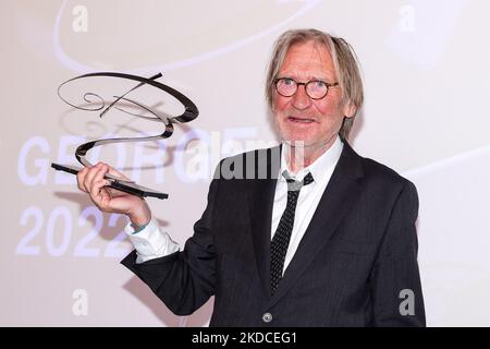 Berlin, Allemagne. 05th novembre 2022. Matthias Habich tient son prix après l'avoir remporté lors de la cérémonie du Prix Götz George 2022 5th à la Maison de l'impératrice Friedrich Foundation. Le prix doté rend hommage aux acteurs et actrices qui ont façonné le paysage du film, de la télévision et du théâtre avec leur travail artistique. Crédit : Gerald Matzka/dpa/Alay Live News Banque D'Images