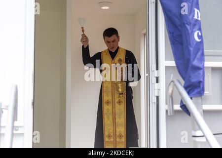 Le père Andrii, du sanctuaire national catholique ukrainien de la Sainte famille, bénit une clinique médicale mobile donnée en tant que fonctionnaires de United Help Ukraine et Pacific Engineering Inc. Tiennent une cérémonie au Mémorial Holodomor à Washington, D.C., pour le déploiement rapide de l'unité en Ukraine sur 21 juin 2022. (Photo de Bryan Olin Dozier/NurPhoto) Banque D'Images