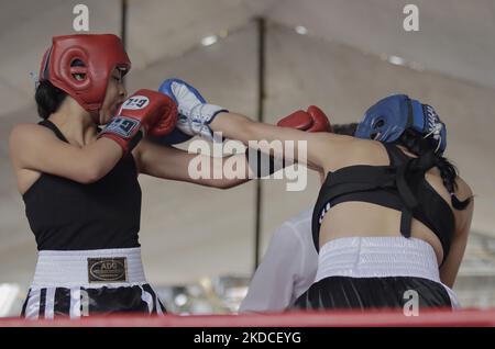 Deux femmes lors d'une exposition de boxe au bureau du maire de Tláhuac à Mexico, à l'occasion du 800th anniversaire de la Fondation Cuitláhuac. Selon des données historiques, Tláhuac a été fondée en l'an 1222 après J.-C., près du centre de l'ancien lac de Xochimilco. Ses premiers colons étaient les Chichimecas. (Photo de Gerardo Vieyra/NurPhoto) Banque D'Images