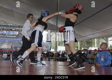 Deux femmes lors d'une exposition de boxe au bureau du maire de Tláhuac à Mexico, à l'occasion du 800th anniversaire de la Fondation Cuitláhuac. Selon des données historiques, Tláhuac a été fondée en l'an 1222 après J.-C., près du centre de l'ancien lac de Xochimilco. Ses premiers colons étaient les Chichimecas. (Photo de Gerardo Vieyra/NurPhoto) Banque D'Images