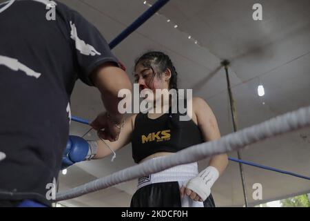 Une femme est aidée par son entraîneur lors d'une exposition de boxe au bureau du maire de Tláhuac à Mexico, à l'occasion du 800th anniversaire de la Fondation Cuitláhuac. Selon des données historiques, Tláhuac a été fondée en l'an 1222 après J.-C., près du centre de l'ancien lac de Xochimilco. Ses premiers colons étaient les Chichimecas. (Photo de Gerardo Vieyra/NurPhoto) Banque D'Images