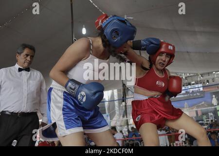 Deux femmes lors d'une exposition de boxe au bureau du maire de Tláhuac à Mexico, à l'occasion du 800th anniversaire de la Fondation Cuitláhuac. Selon des données historiques, Tláhuac a été fondée en l'an 1222 après J.-C., près du centre de l'ancien lac de Xochimilco. Ses premiers colons étaient les Chichimecas. (Photo de Gerardo Vieyra/NurPhoto) Banque D'Images