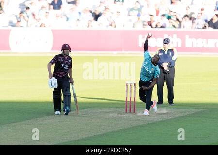 Chris Jordan de Surrey Bowls lors du match Blast Vitality T20 entre Surrey et Somerset au Kia, Oval, Londres, le mardi 21st juin 2022. (Photo de Juan Gasperini/MI News/NurPhoto) Banque D'Images