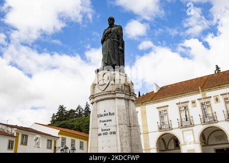 Statue du Grand Maître de l'ordre des Templiers et fondateur de la ville de Gualdim Pais sur la place principale de Tomar, Portugal sur 21 juin 2022. (Photo par Emmanuele Contini/NurPhoto) Banque D'Images