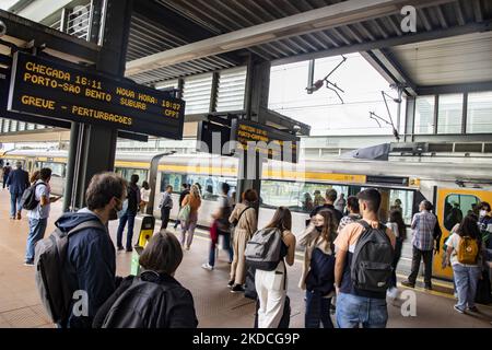 Les gens attendent un train régional à Aveiro, au Portugal, sur 22 juin 2022. En raison d'une grève organisée par les syndicats des chemins de fer, des grèves partielles ont été en circulation, en particulier dans les régions de Porto et de Lisbonne. (Photo par Emmanuele Contini/NurPhoto) Banque D'Images