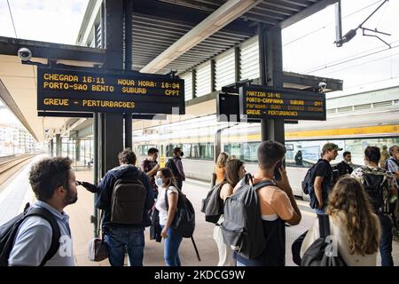 Les gens attendent un train régional à Aveiro, au Portugal, sur 22 juin 2022. En raison d'une grève organisée par les syndicats des chemins de fer, des grèves partielles ont été en circulation, en particulier dans les régions de Porto et de Lisbonne. (Photo par Emmanuele Contini/NurPhoto) Banque D'Images