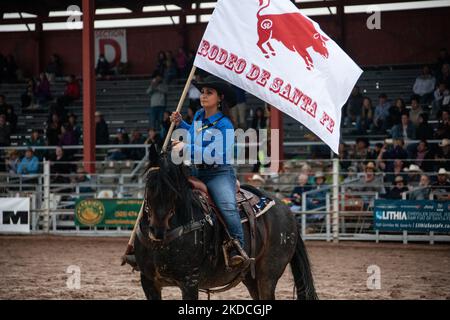 Le Rodeo de Santa Fe de quatre jours a ouvert ce soir, le mercredi 22 juin 2022, à une pluie estivale bienvenue à Santa Fe, au Nouveau-Mexique, alors que l'État se trouve face à une vague de feux de forêt sans précédent. Le rodéo a commencé en 1949 et demeure aujourd'hui l'un des 60 rodéos professionnels de la Professional Rodeo Cowboy Association aux États-Unis, attirant des centaines de participants et des milliers de spectateurs chaque été. (Photo de Mati Milstein/NurPhoto) Banque D'Images