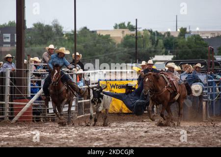Le Rodeo de Santa Fe de quatre jours a ouvert ce soir, le mercredi 22 juin 2022, à une pluie estivale bienvenue à Santa Fe, au Nouveau-Mexique, alors que l'État se trouve face à une vague de feux de forêt sans précédent. Le rodéo a commencé en 1949 et demeure aujourd'hui l'un des 60 rodéos professionnels de la Professional Rodeo Cowboy Association aux États-Unis, attirant des centaines de participants et des milliers de spectateurs chaque été. (Photo de Mati Milstein/NurPhoto) Banque D'Images