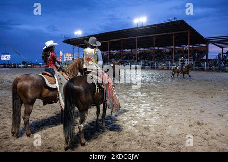 Le Rodeo de Santa Fe de quatre jours a ouvert ce soir, le mercredi 22 juin 2022, à une pluie estivale bienvenue à Santa Fe, au Nouveau-Mexique, alors que l'État se trouve face à une vague de feux de forêt sans précédent. Le rodéo a commencé en 1949 et demeure aujourd'hui l'un des 60 rodéos professionnels de la Professional Rodeo Cowboy Association aux États-Unis, attirant des centaines de participants et des milliers de spectateurs chaque été. (Photo de Mati Milstein/NurPhoto) Banque D'Images