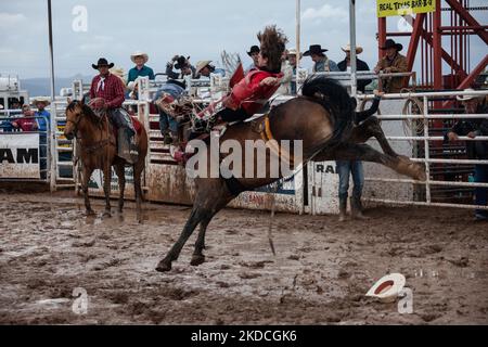 Le Rodeo de Santa Fe de quatre jours a ouvert ce soir, le mercredi 22 juin 2022, à une pluie estivale bienvenue à Santa Fe, au Nouveau-Mexique, alors que l'État se trouve face à une vague de feux de forêt sans précédent. Le rodéo a commencé en 1949 et demeure aujourd'hui l'un des 60 rodéos professionnels de la Professional Rodeo Cowboy Association aux États-Unis, attirant des centaines de participants et des milliers de spectateurs chaque été. (Photo de Mati Milstein/NurPhoto) Banque D'Images