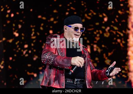 La chanteuse Vasco Rossi chante pendant le concert à Bari au stade de San Nicola sur 22 juin 2022. La chanteuse italienne Vasco Rossi se produit lors de la nouvelle tournée au stade S.Nicola de Bari, en Italie, sur 23 juin 2022. Pour la première fois après la réouverture après l'urgence sanitaire, 50 000 ont rempli le stade de San Nicola. Non seulement parce que quatre ans se sont écoulés depuis le dernier concert de Vasco Rossi à Bari, aussi à cause de la pandémie (photo par Davide Pischettola/NurPhoto) Banque D'Images