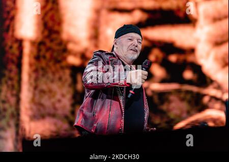 La chanteuse Vasco Rossi chante pendant le concert à Bari au stade de San Nicola sur 22 juin 2022. La chanteuse italienne Vasco Rossi se produit lors de la nouvelle tournée au stade S.Nicola de Bari, en Italie, sur 23 juin 2022. Pour la première fois après la réouverture après l'urgence sanitaire, 50 000 ont rempli le stade de San Nicola. Non seulement parce que quatre ans se sont écoulés depuis le dernier concert de Vasco Rossi à Bari, aussi à cause de la pandémie (photo par Davide Pischettola/NurPhoto) Banque D'Images