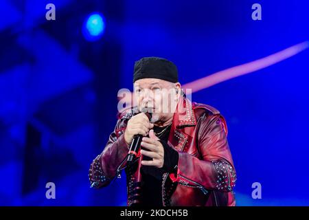 La chanteuse Vasco Rossi chante pendant le concert à Bari au stade de San Nicola sur 22 juin 2022. La chanteuse italienne Vasco Rossi se produit lors de la nouvelle tournée au stade S.Nicola de Bari, en Italie, sur 23 juin 2022. Pour la première fois après la réouverture après l'urgence sanitaire, 50 000 ont rempli le stade de San Nicola. Non seulement parce que quatre ans se sont écoulés depuis le dernier concert de Vasco Rossi à Bari, aussi à cause de la pandémie (photo par Davide Pischettola/NurPhoto) Banque D'Images