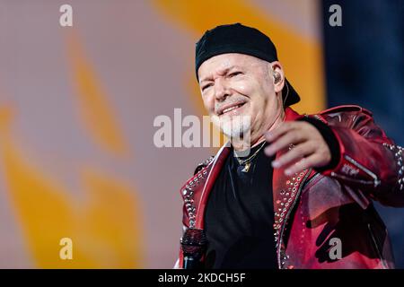 La chanteuse Vasco Rossi chante pendant le concert à Bari au stade de San Nicola sur 22 juin 2022. La chanteuse italienne Vasco Rossi se produit lors de la nouvelle tournée au stade S.Nicola de Bari, en Italie, sur 23 juin 2022. Pour la première fois après la réouverture après l'urgence sanitaire, 50 000 ont rempli le stade de San Nicola. Non seulement parce que quatre ans se sont écoulés depuis le dernier concert de Vasco Rossi à Bari, aussi à cause de la pandémie (photo par Davide Pischettola/NurPhoto) Banque D'Images