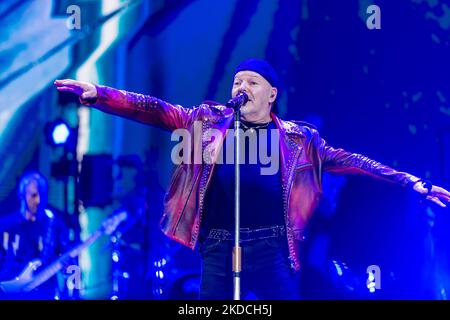 La chanteuse Vasco Rossi chante pendant le concert à Bari au stade de San Nicola sur 22 juin 2022. La chanteuse italienne Vasco Rossi se produit lors de la nouvelle tournée au stade S.Nicola de Bari, en Italie, sur 23 juin 2022. Pour la première fois après la réouverture après l'urgence sanitaire, 50 000 ont rempli le stade de San Nicola. Non seulement parce que quatre ans se sont écoulés depuis le dernier concert de Vasco Rossi à Bari, aussi à cause de la pandémie (photo par Davide Pischettola/NurPhoto) Banque D'Images