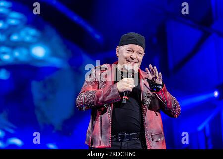 La chanteuse Vasco Rossi chante pendant le concert à Bari au stade de San Nicola sur 22 juin 2022. La chanteuse italienne Vasco Rossi se produit lors de la nouvelle tournée au stade S.Nicola de Bari, en Italie, sur 23 juin 2022. Pour la première fois après la réouverture après l'urgence sanitaire, 50 000 ont rempli le stade de San Nicola. Non seulement parce que quatre ans se sont écoulés depuis le dernier concert de Vasco Rossi à Bari, aussi à cause de la pandémie (photo par Davide Pischettola/NurPhoto) Banque D'Images