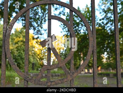 Vue sur un marteau et une faucille, deux symboles communistes à l'entrée du cimetière de l'armée soviétique à Rzeszow. Jeudi, 23 juin 2022, à Rzeszow, Podkarpackie Voivodeship, Pologne. (Photo par Artur Widak/NurPhoto) Banque D'Images