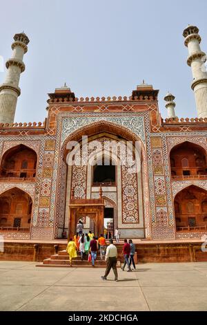 Porte de la tombe d'Akbar le Grand à Agra, Uttar Pradesh, Inde, on 07 mai 2022. Le tombeau d'Akbar est le tombeau de l'empereur Mughal Akbar et a été construit en 1605–1613 par son fils Jahangir. La porte a été construite pour imiter le Buland Darwaza à Fatehpur Sikri, la ville fondée par Akbar. (Photo de Creative Touch Imaging Ltd./NurPhoto) Banque D'Images