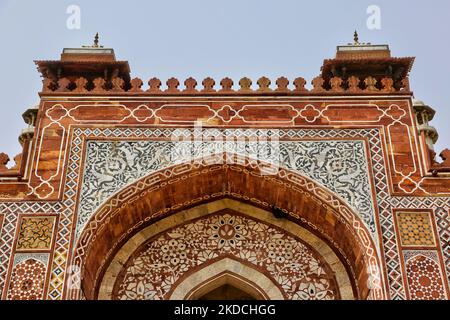 Détail de la porte d'entrée de la tombe d'Akbar le Grand à Agra, Uttar Pradesh, Inde, on 07 mai 2022. Le tombeau d'Akbar est le tombeau de l'empereur Mughal Akbar et a été construit en 1605–1613 par son fils Jahangir. La porte a été construite pour imiter le Buland Darwaza à Fatehpur Sikri, la ville fondée par Akbar. (Photo de Creative Touch Imaging Ltd./NurPhoto) Banque D'Images