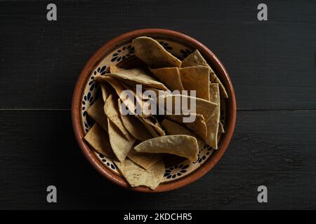 Une vue de dessus des chips tortilla dans un bol sur une table en bois Banque D'Images