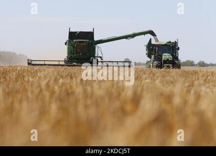 Les agriculteurs ukrainiens récoltent des champs d'orge dans la région d'Odesa, en Ukraine, le 22 juin 2022. 7 millions de tonnes de blé, 14 millions de tonnes de grain de maïs, 3 millions de tonnes d'huile de tournesol et 3 millions de tonnes de farine de tournesol n'ont pas pénétré sur le marché mondial en raison du blocus par la Russie des ports maritimes ukrainiens, cela a conduit à une hausse record des prix du marché mondial et entraînera inévitablement une crise alimentaire mondiale et une hausse de l'inflation, comme les médias l'ont informé. (Photo par STR/NurPhoto) Banque D'Images