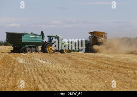 Les agriculteurs ukrainiens récoltent des champs d'orge dans la région d'Odesa, en Ukraine, le 22 juin 2022. 7 millions de tonnes de blé, 14 millions de tonnes de grain de maïs, 3 millions de tonnes d'huile de tournesol et 3 millions de tonnes de farine de tournesol n'ont pas pénétré sur le marché mondial en raison du blocus par la Russie des ports maritimes ukrainiens, cela a conduit à une hausse record des prix du marché mondial et entraînera inévitablement une crise alimentaire mondiale et une hausse de l'inflation, comme les médias l'ont informé. (Photo par STR/NurPhoto) Banque D'Images