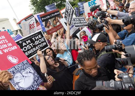 Les manifestants pour les droits anti-avortement célèbrent devant la Cour suprême à Washington, D.C., sur 24 juin 2022, alors qu'il est annoncé que la Cour suprême a invalidé Roe contre Wade. (Photo de Bryan Olin Dozier/NurPhoto) Banque D'Images