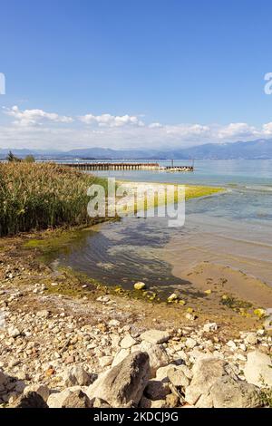 Vue sur le lac depuis Peschiera, Lago di garda (lac de Garde), Italie Banque D'Images