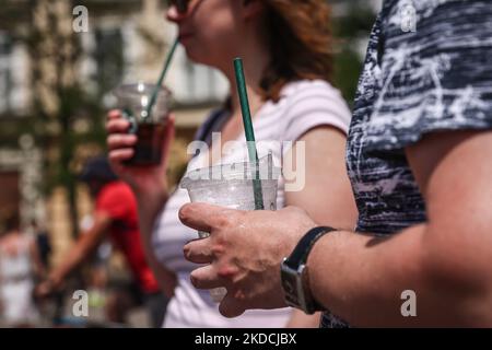 Les Tourins sont des boissons froides en drinkg sur la place principale de Cracovie, en Pologne, sur 19 juin 2022. Les masses d'air chaud de toute l'Afrique couvraient la plus grande partie du pays. (Photo de Beata Zawrzel/NurPhoto) Banque D'Images