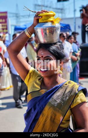 Une femme hindouiste tamoule porte un pot contenant du lait et du miel alors qu'elle participe à une procession religieuse escortant le char transportant l'idole de Lord Vinayagar pendant le festival Vinayagar Ther Thiruvizha, dans un temple hindou tamoul en Ontario, au Canada, sur 23 juillet 2016. Ce festival fait partie du festival de 15 jours qui honore Lord Ganesh qui culmine avec cette procession extravagante de chars. (Photo de Creative Touch Imaging Ltd./NurPhoto) Banque D'Images