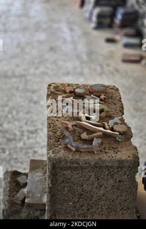 Petits carreaux de céramique qui ont été façonnés pour créer une grande mosaïque avec calligraphie Coran à l'école de poterie et d'arts céramiques à Fès (Fès), Maroc, Afrique. L'école de poterie et d'art céramique enseigne la fabrication de poterie, la conception et l'artisanat de mosaïque ainsi que les arts céramiques et la peinture. (Photo de Creative Touch Imaging Ltd./NurPhoto) Banque D'Images