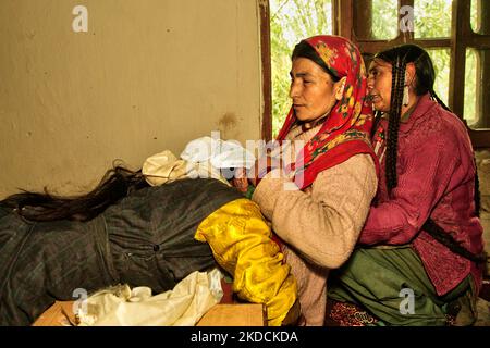 L'Oracle bouddhiste de Baimah suce le poison de l'estomac d'une patiente pour enlever les mauvais esprits de son corps à Baimah, Ladakh, Inde. Afin de réaliser ce rituel de guérison l'oracle va dans une transe pour lui permettre de guérir les gens et de dire leur avenir. (Photo de Creative Touch Imaging Ltd./NurPhoto) Banque D'Images