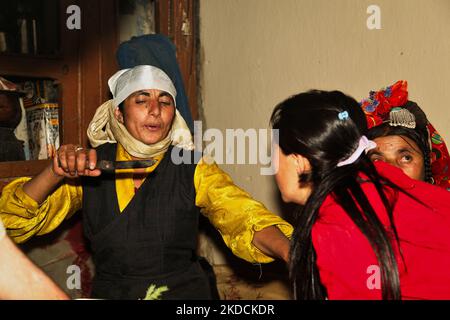 L'Oracle bouddhiste de Baimah enlève un mauvais esprit du corps d'une femme afin de la guérir à Baimah, Ladakh, Inde. Afin de réaliser ce rituel de guérison l'oracle va dans une transe pour lui permettre de guérir les gens et de dire leur avenir. (Photo de Creative Touch Imaging Ltd./NurPhoto) Banque D'Images