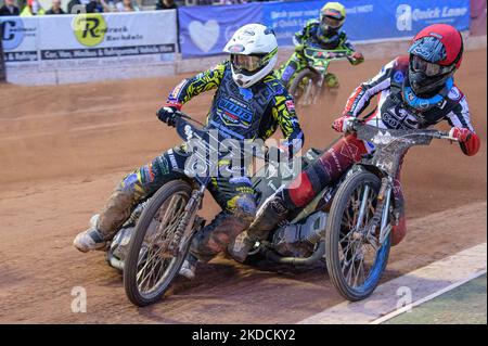 Kyle Bickley (blanc) dirige Harry McGurk (rouge) avec Ace Pijper (jaune) derrière lors du match de la Ligue nationale de développement entre Belle vue Colts et Berwick Bullets au National Speedway Stadium, Manchester, le vendredi 24th juin 2022. (Photo de Ian Charles/MI News/NurPhoto) Banque D'Images