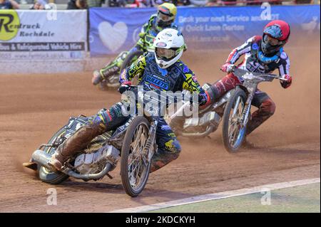 Kyle Bickley (blanc) dirige Harry McGurk (rouge) avec Ace Pijper (jaune) derrière lors du match de la Ligue nationale de développement entre Belle vue Colts et Berwick Bullets au National Speedway Stadium, Manchester, le vendredi 24th juin 2022. (Photo de Ian Charles/MI News/NurPhoto) Banque D'Images