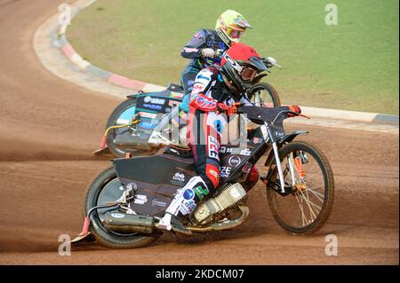 Jack Smith (rouge) devant Mason Watson (jaune) lors du match de la National Development League entre Belle vue Colts et Berwick Bullets au National Speedway Stadium, Manchester, le vendredi 24th juin 2022. (Photo de Ian Charles/MI News/NurPhoto) Banque D'Images