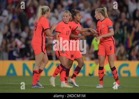 Beth Mead d'Angleterre fête son score avec ses coéquipiers pour une victoire 5-1 pour l'Angleterre lors du match international amical entre England Women et les pays-Bas à Elland Road, Leeds, le vendredi 24th juin 2022. (Photo de Scott Llewellyn/MI News/NurPhoto) Banque D'Images