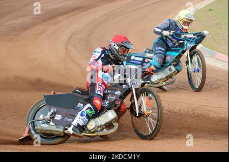 Jack Smith (rouge) à l'extérieur de Mason Watson Yellow) lors du match de la National Development League entre Belle vue Colts et Berwick Bullets au National Speedway Stadium, Manchester, le vendredi 24th juin 2022. (Photo de Ian Charles/MI News/NurPhoto) Banque D'Images