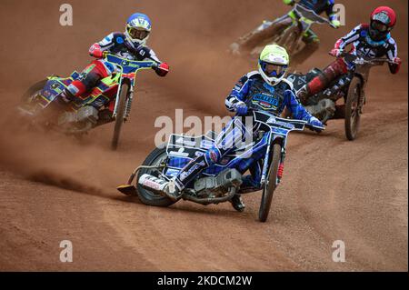 Greg Blair (jaune) dirige Harry McGurk (rouge) et Nathan Ablitt (bleu) lors du match de la Ligue nationale de développement entre Belle vue Colts et Berwick Bullets au National Speedway Stadium, à Manchester, le vendredi 24th juin 2022. (Photo de Ian Charles/MI News/NurPhoto) Banque D'Images