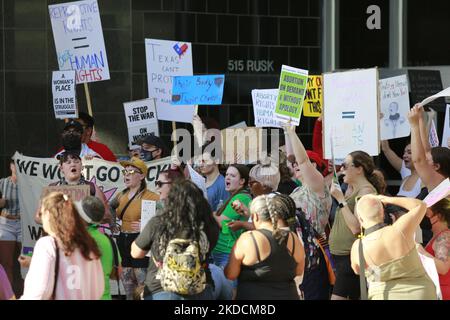 Plus d'un millier de manifestants se sont déversés dans la rue vendredi après-midi, 24 juin 2022, devant le palais de justice fédéral de Houston, au Texas, pour exprimer leur résistance à la décision de la Cour suprême rendue plus tôt dans la journée. Les Texans sont particulièrement vulnérables après le renversement de Roe c. Wade en raison d'un projet de loi sur le sénat de l'État qui va interdire complètement les avortements dans tout le Texas. (Photo de Reginald Mathalone/NurPhoto) Banque D'Images