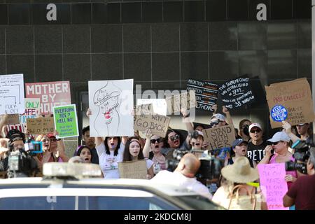 Plus d'un millier de manifestants se sont déversés dans la rue vendredi après-midi, 24 juin 2022, devant le palais de justice fédéral de Houston, au Texas, pour exprimer leur résistance à la décision de la Cour suprême rendue plus tôt dans la journée. Les Texans sont particulièrement vulnérables après le renversement de Roe c. Wade en raison d'un projet de loi sur le sénat de l'État qui va interdire complètement les avortements dans tout le Texas. (Photo de Reginald Mathalone/NurPhoto) Banque D'Images