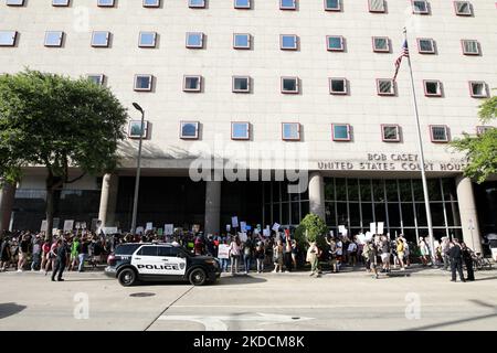 Plus d'un millier de manifestants se sont déversés dans la rue vendredi après-midi, 24 juin 2022, devant le palais de justice fédéral de Houston, au Texas, pour exprimer leur résistance à la décision de la Cour suprême rendue plus tôt dans la journée. Les Texans sont particulièrement vulnérables après le renversement de Roe c. Wade en raison d'un projet de loi sur le sénat de l'État qui va interdire complètement les avortements dans tout le Texas. (Photo de Reginald Mathalone/NurPhoto) Banque D'Images