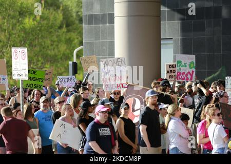 Plus d'un millier de manifestants se sont déversés dans la rue vendredi après-midi, 24 juin 2022, devant le palais de justice fédéral de Houston, au Texas, pour exprimer leur résistance à la décision de la Cour suprême rendue plus tôt dans la journée. Les Texans sont particulièrement vulnérables après le renversement de Roe c. Wade en raison d'un projet de loi sur le sénat de l'État qui va interdire complètement les avortements dans tout le Texas. (Photo de Reginald Mathalone/NurPhoto) Banque D'Images